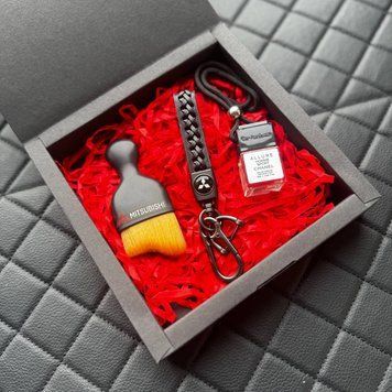 Подарочный набор MITSUBISHI Кожаный брелок + автопарфюм + щетка для чистки салона