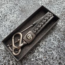 Кожаный брелок с карабином с логотипом TOYOTA цвет Черный