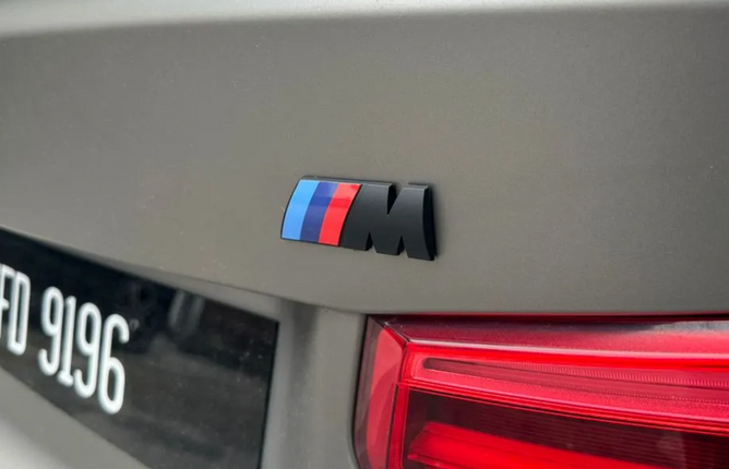 Шильдик BMW M Performance (черно-матовый) &ndash; для задней и боковой части авто.