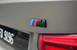 Шильдик BMW M Performance (черно-матовый) &ndash; для задней и боковой части авто.
