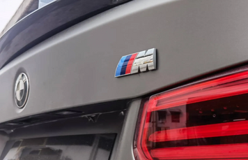 Шильдик BMW M (оригінальний стиль) &mdash; для задньої та бокової частини автомобіля