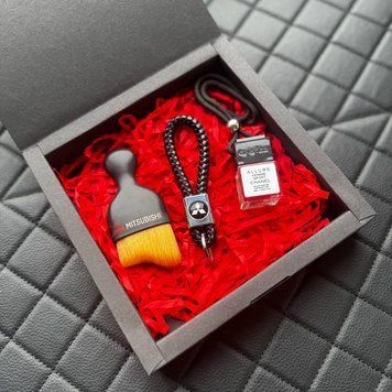 Подарочный набор MITSUBISHI Кожаный брелок + автопарфюм + щетка для чистки салона