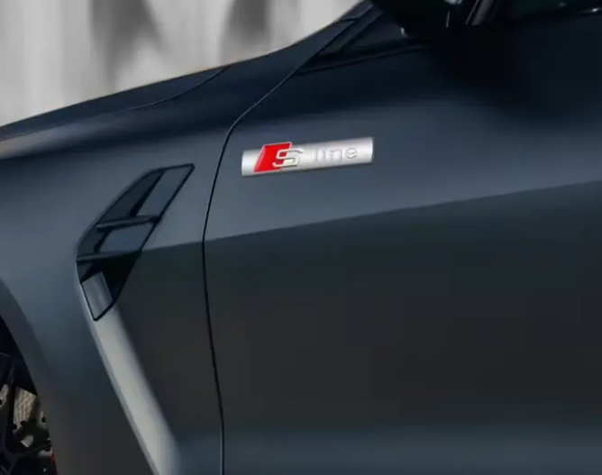 Металевий шильдик Audi S line &mdash; для бокової частини кузова