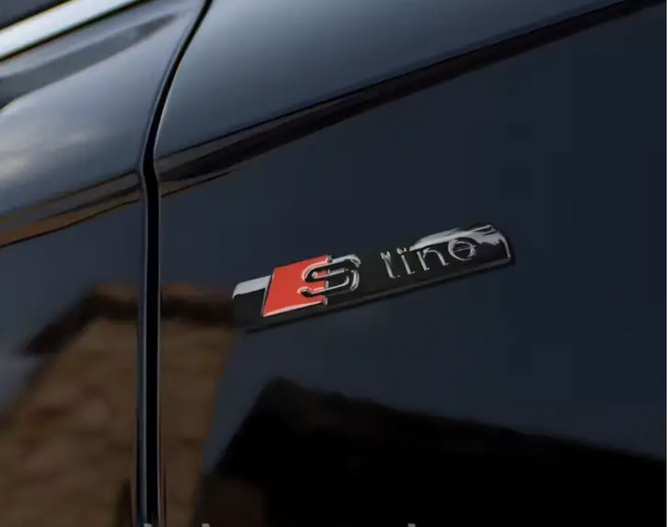 Металевий шильдик Audi S line (глянцево-чорний) &mdash; для бокової частини автомобіля