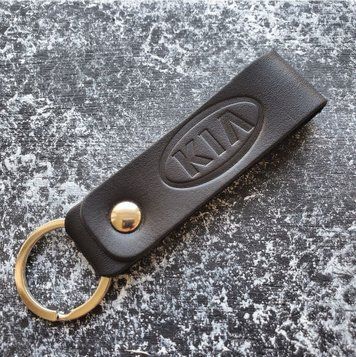 Шкіряний брелок з кільцем з логотипом KIA колір Чорний