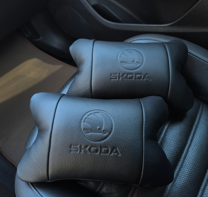 Преміальний набір автоподушок SKODA із натуральної шкіри &ndash; подушки + брелок