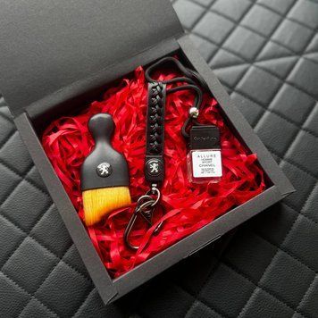 Подарочный набор PEUGEOT Кожаный брелок + автопарфюм + щетка для чистки салона